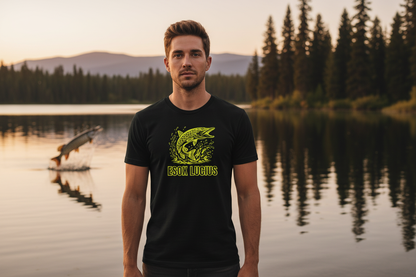 Persona con t-shirt nera raffigurante un luccio e la scritta Esox lucius vicino a un lago