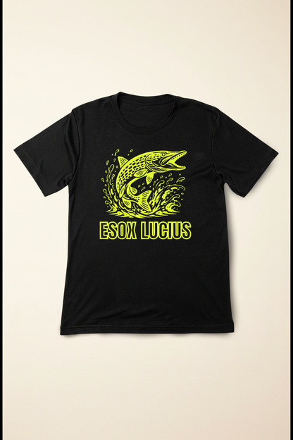 T-shirt in cotone con stampa di un luccio e scritta Esox lucius su sfondo chiaro