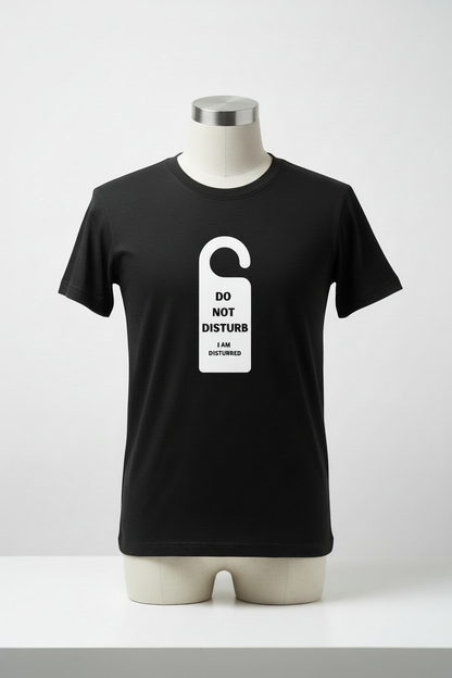 T-shirt Do Not Disturb nera su manichino - design piccolo